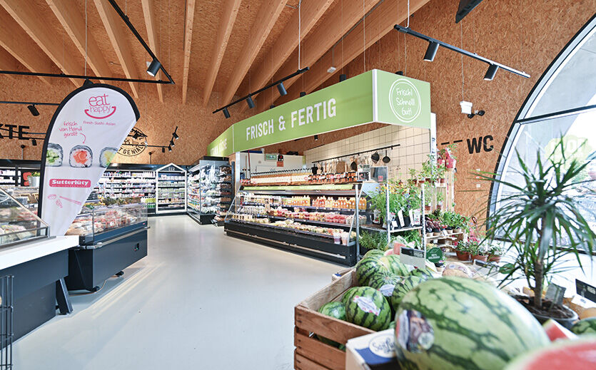 Im Rankweiler Sutterlüty-Markt schafft Holz eine behagliche Atmosphäre. Das offene Eingangsambiente begrüßt mit Frische- und To-go-Artikeln.