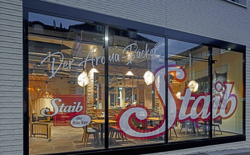 Gute Laune: Bei dieser Außengestaltung bekommt auch der größte Morgenmuffel Lust aufs Frühstück (Bäckerei Staib im Rewe Biberach in der Eisenbahnstraße).