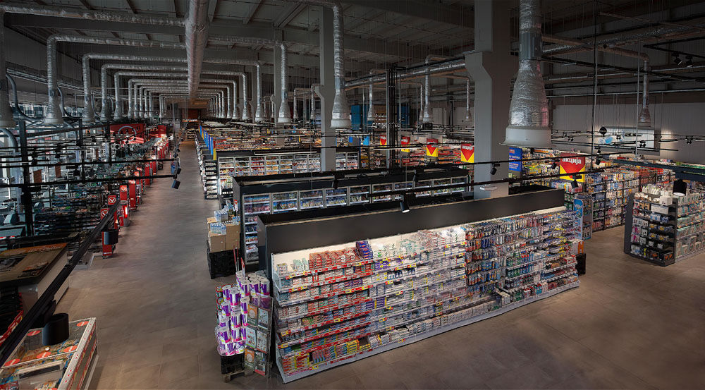 Auf mehr als 10.000 Quadratmetern präsentiert Super Vero Lebensmittel und Nonfood (Untermieter Jumbo)