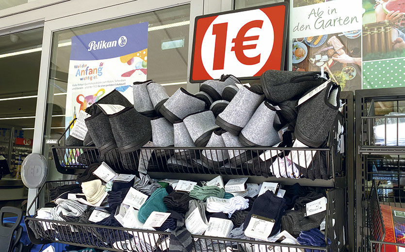 Tedi: Die klassische Schütte trägt nicht gerade zum gelungenen Warenbild bei.