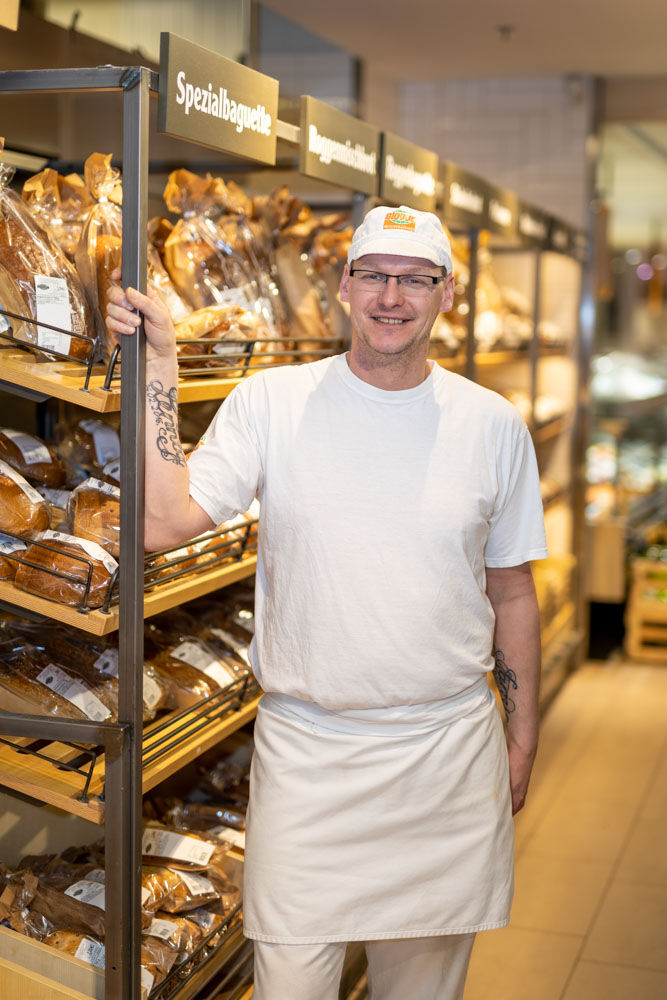 Bäckermeister Daniel Kaugers und sein Team produzieren vor Ort Brot, Brötchen und Backwaren.