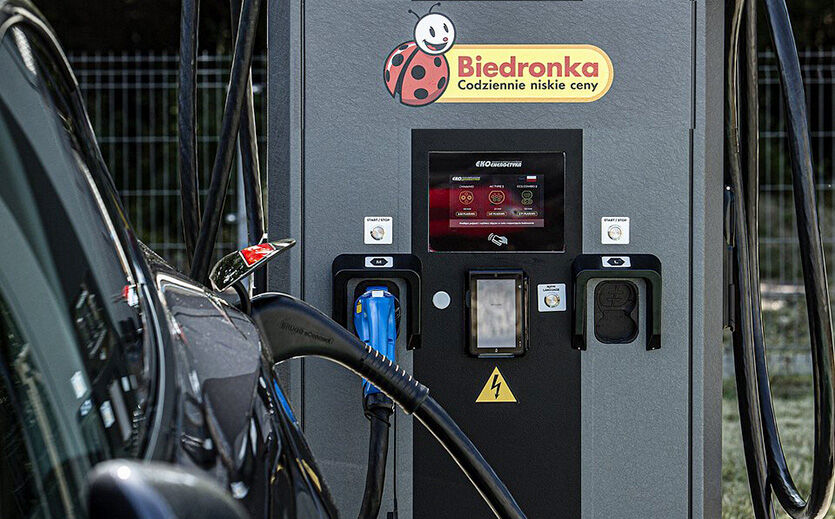Artikelbild Biedronka installiert landesweit E-Ladestationen