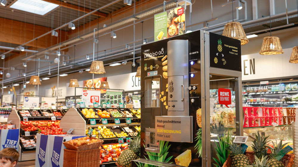 Pina to go: Frisch geschnittene Ananas als Selbstbedienungsservice kommen sehr gut an.