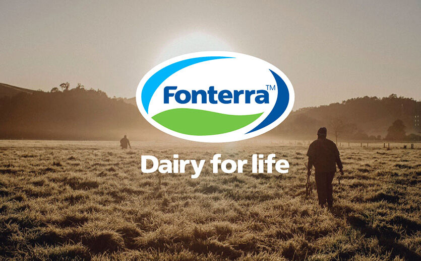 Erneuerbare Energien: Auf dem Foto sieht man eine Wiese im Morgenlicht. Ein Mann rechts im Bild über die Wiese. In der Mitte des Bildes ist das Fonterra Logo und der Claim "Dairy for life" abgebildet.