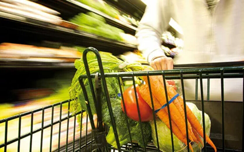 Stokomak eröffnet ersten Markt: Ein gefüllter Einkaufswagen in einem Supermarkt.