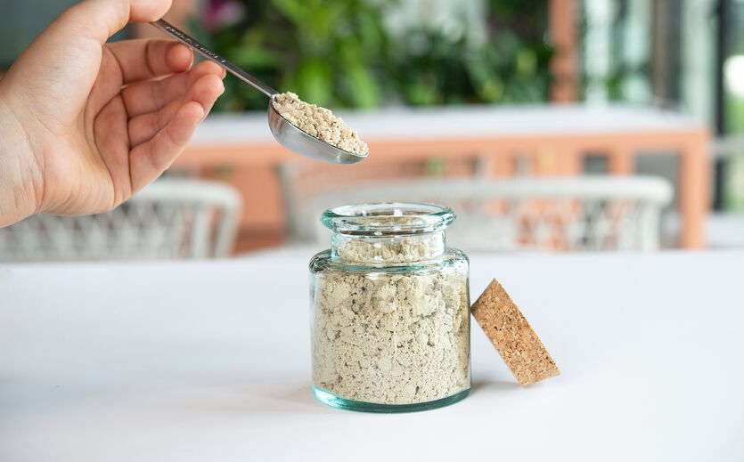 Glas mit Zutatenpulver aus Huhn