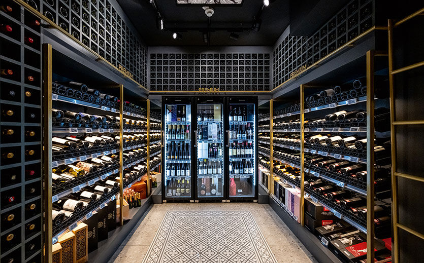 Eigener Raum: In der Vinothek sind die edlen Tropfen ausgestellt.
Foto: Umdasch