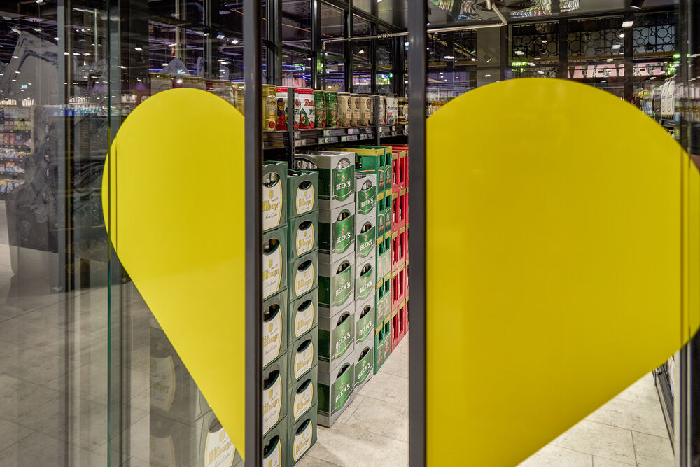 Ein eigener Kühlraum für Getränke, den man durch eine automatische Schiebetür betritt.