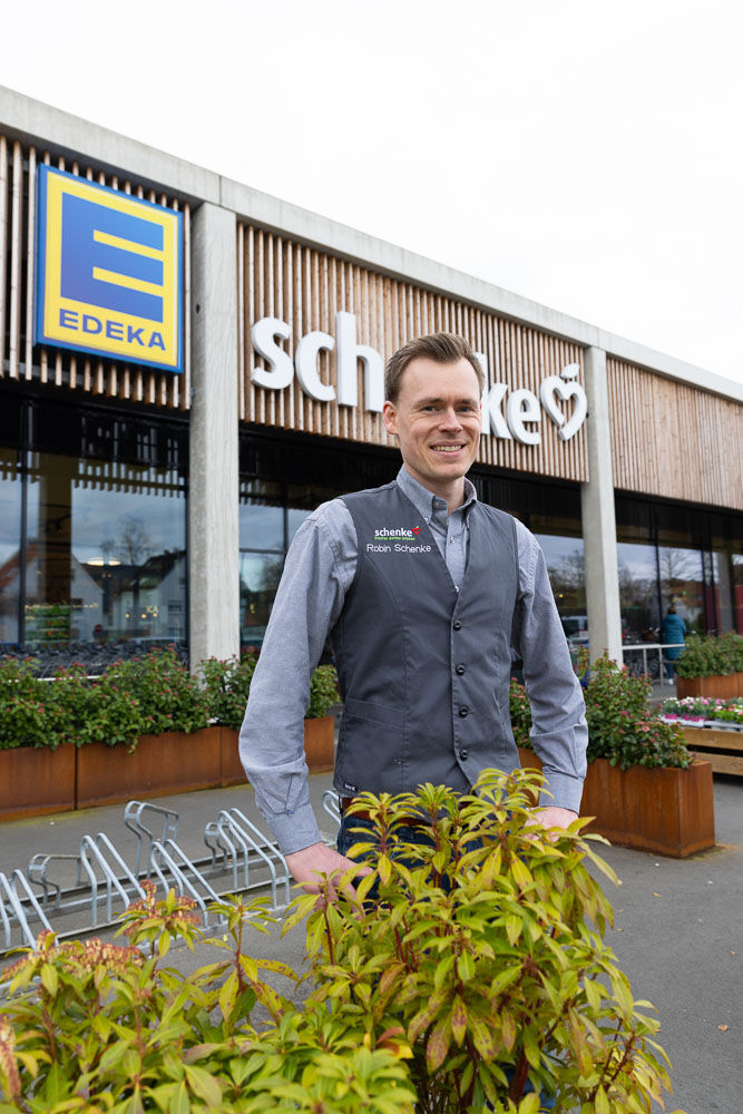 Juniorchef Robin Schenke vor dem Markt im Gütersloher Stadtteil Kattenstroth.
