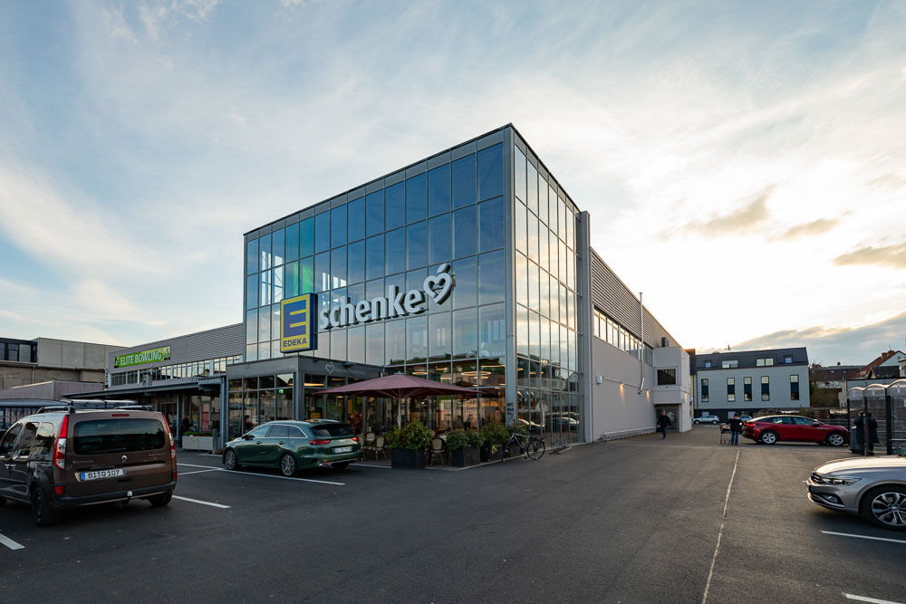 Außenansicht: der Markt mit seiner auffälligen Glasfassade.