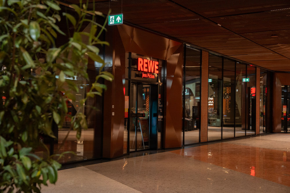 Der Markt befindet sich im Untergeschoss des Einkaufszentrums.