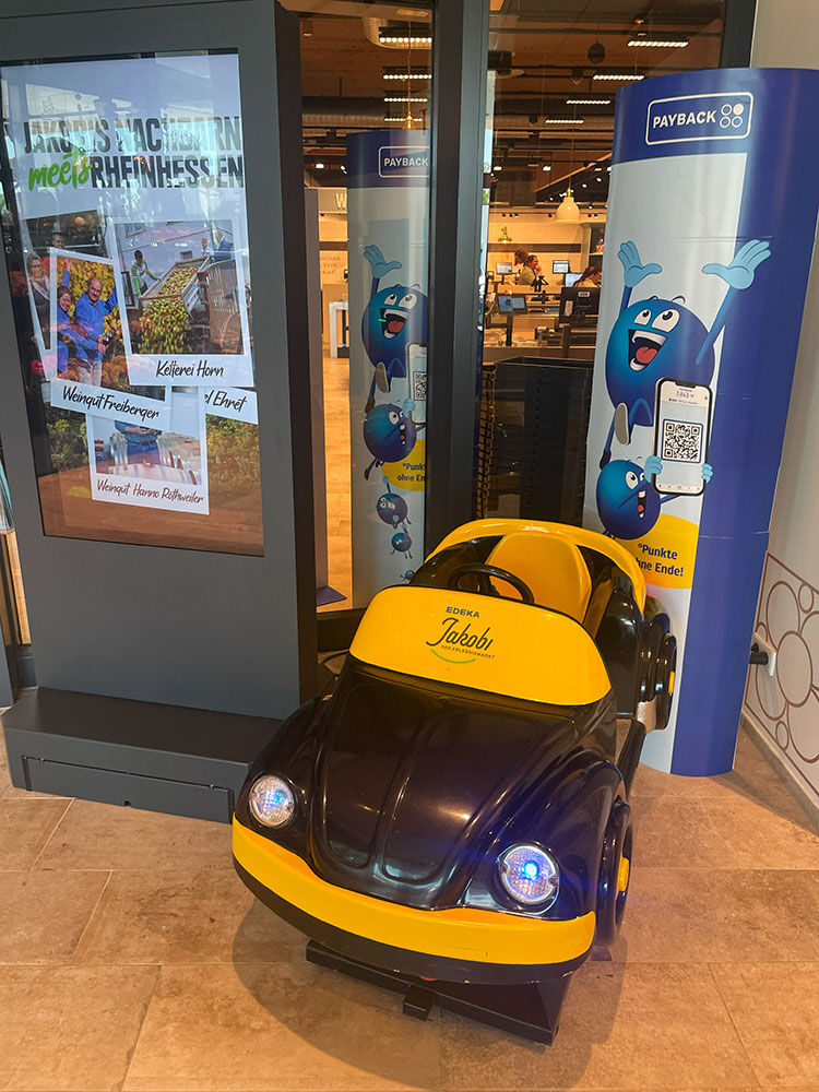 Die Mitinhaberin hat Marketing studiert. Im Markt trägt sogar das Kinderauto ein Branding. 