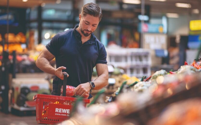 Nicolas Lother beim Einkaufen im Rewe Markt