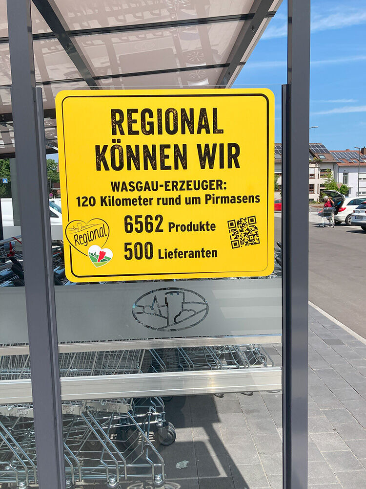 Wasgau informiert die Kunden schon auf dem Parkplatz über das Angebot regionaler Produkte.  