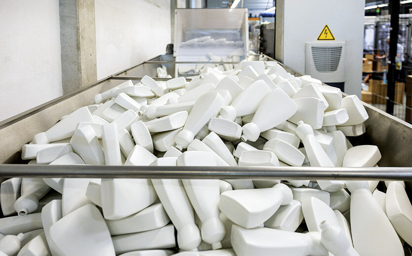 Ein Mitarbeiter befüllt den sogenannten Flaschenbunker mit Rohlingen.