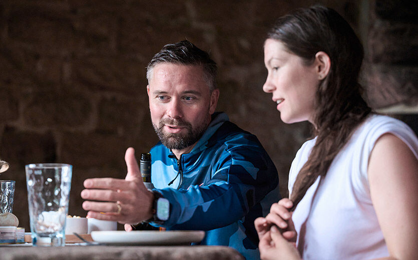 Picknick auf dem Luitpoldturm: Zum Gespräch am Ziel der Tour gibt es Weißweinschorle aus dem „Dubbeglas“ – wie es in der Pfalz Kult ist.