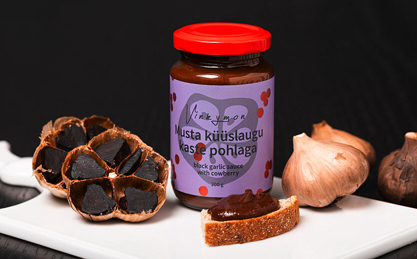 schwarze Knoblauchsauce mit Preiselbeeren