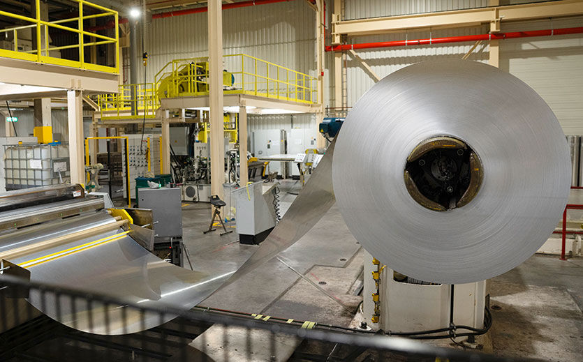 Am Anfang der Dose steht ein 10 Tonnen schweres Aluminium-Band, genannt „Coil“.