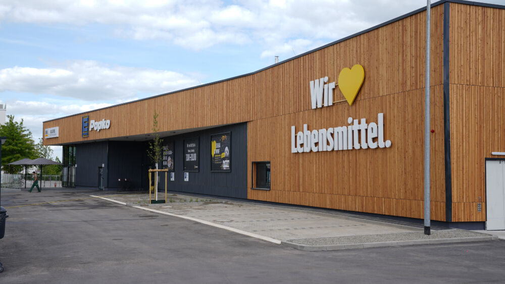 Holz dominiert den Markt, das ist schon beim ersten Blick aufs Gebäude sichtbar.
