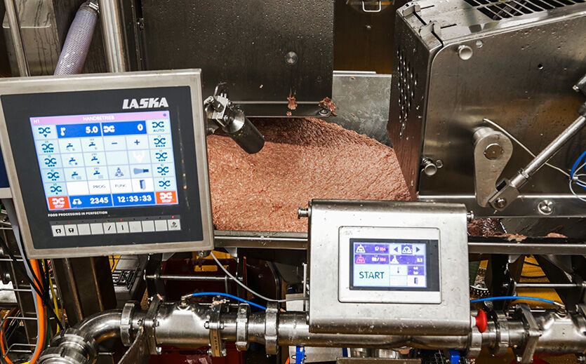 Die Grundlage für die Herstellung von Maultaschen ist Feinbrät. Die Grundzutat hierfür ist Schweineschulter, die im Kutter fein verarbeitet wird.