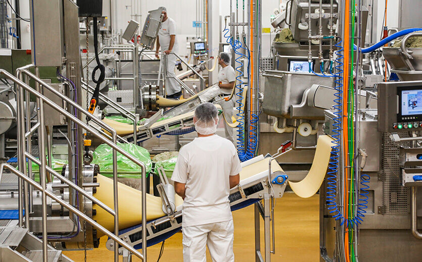 Produktionsschritt beim Maultaschenhersteller Bürger