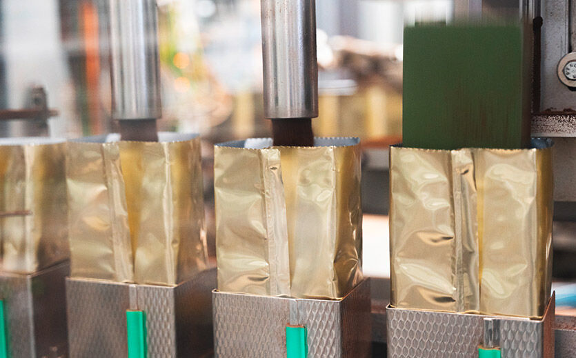 Gerösteter Kaffee wird gemahlen und durch zwei Füllschritte super­-exakt abgefüllt.