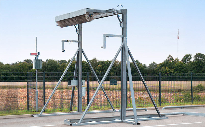 Die Lkw werden abgebürstet, bevor sie ins Werk fahren, damit beim Ausschütten der Rohbohnen kein Schmutz hinunterfällt.