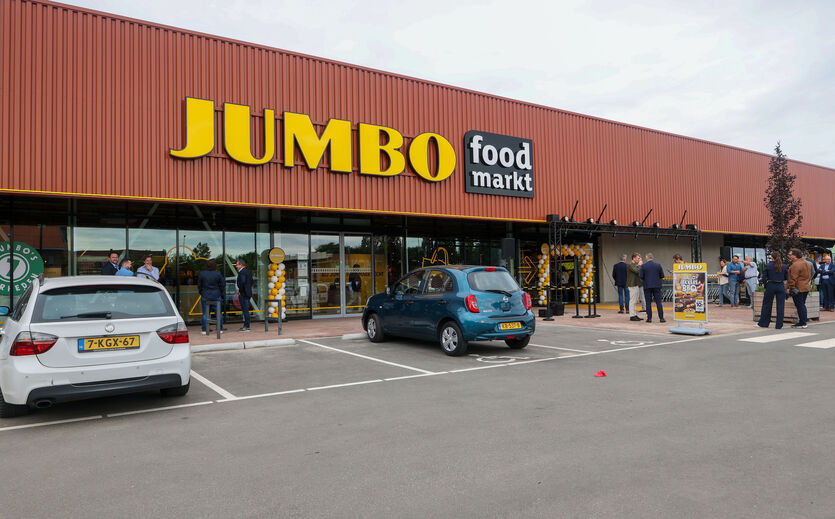 Der Markt ist auf dem Gelände einer ehemaligen Pfannenfabrik erbaut. Er liegt im Gewerbegebiet. 