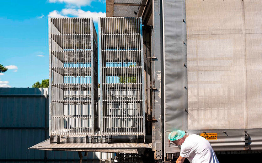 In einem ersten Schritt fährt der Unternehmensfahrer mit leeren Kisten zum Landwirt, der diese befüllt.