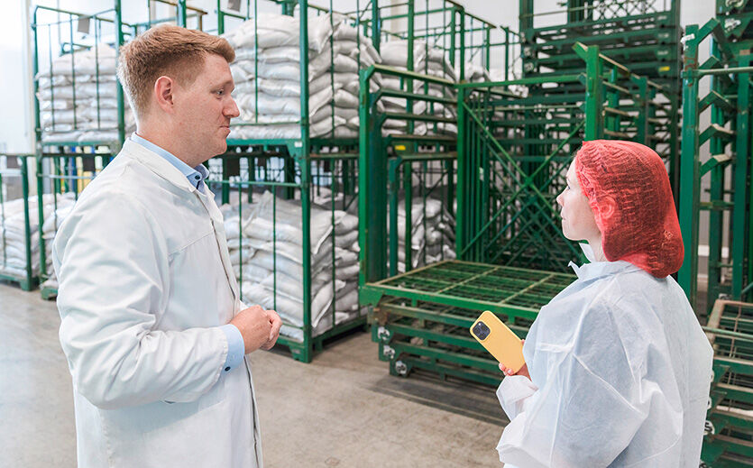 Lkw bringen die Rohwaren in Säcken oder Ballen. Einen Standard gibt es für die unterschiedlichsten Zutaten von Apfel bis Weißer Hibiskus nicht.