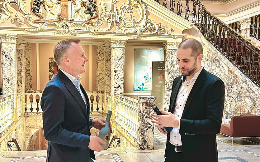 Innovationsträge? Nicht bei Henkell Freixenet. Dr. Andreas Brokemper zeigt Redakteur ­Tobias Dünnebacke neue Varianten unter dem Markendach Fürst von Metternich.