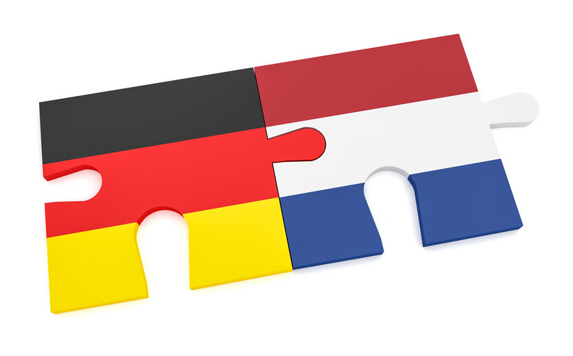 Deutsch-niederländische Medienpartnerschaft: Zwei Puzzlestücke miteinander verbunden; das erste mit deutschen und das zweite mit niederländischen Nationalfarben.