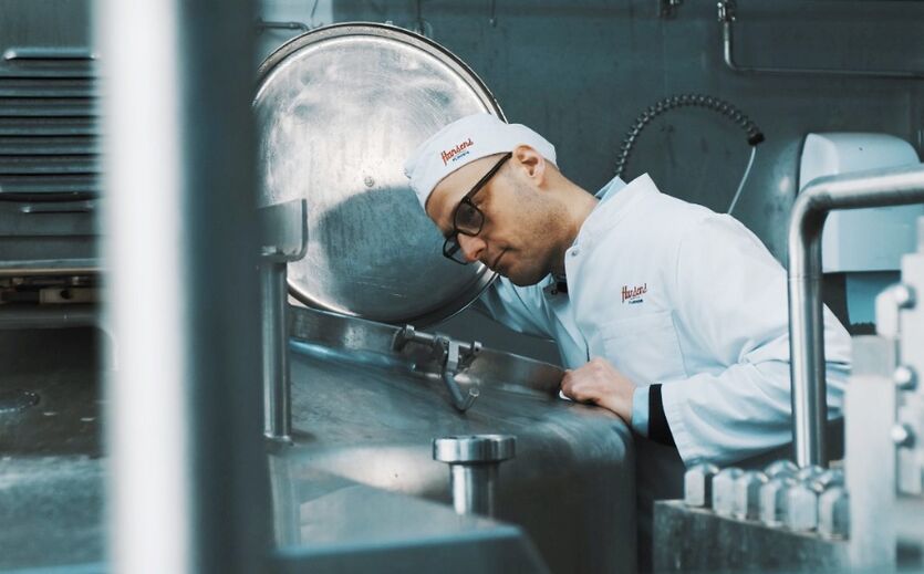 Dänischer Bio-Eishersteller Hansens verkauft Mehrheit: Ein Mitarbeiter der Firma Hansens Eis steht an einer Eismaschine.