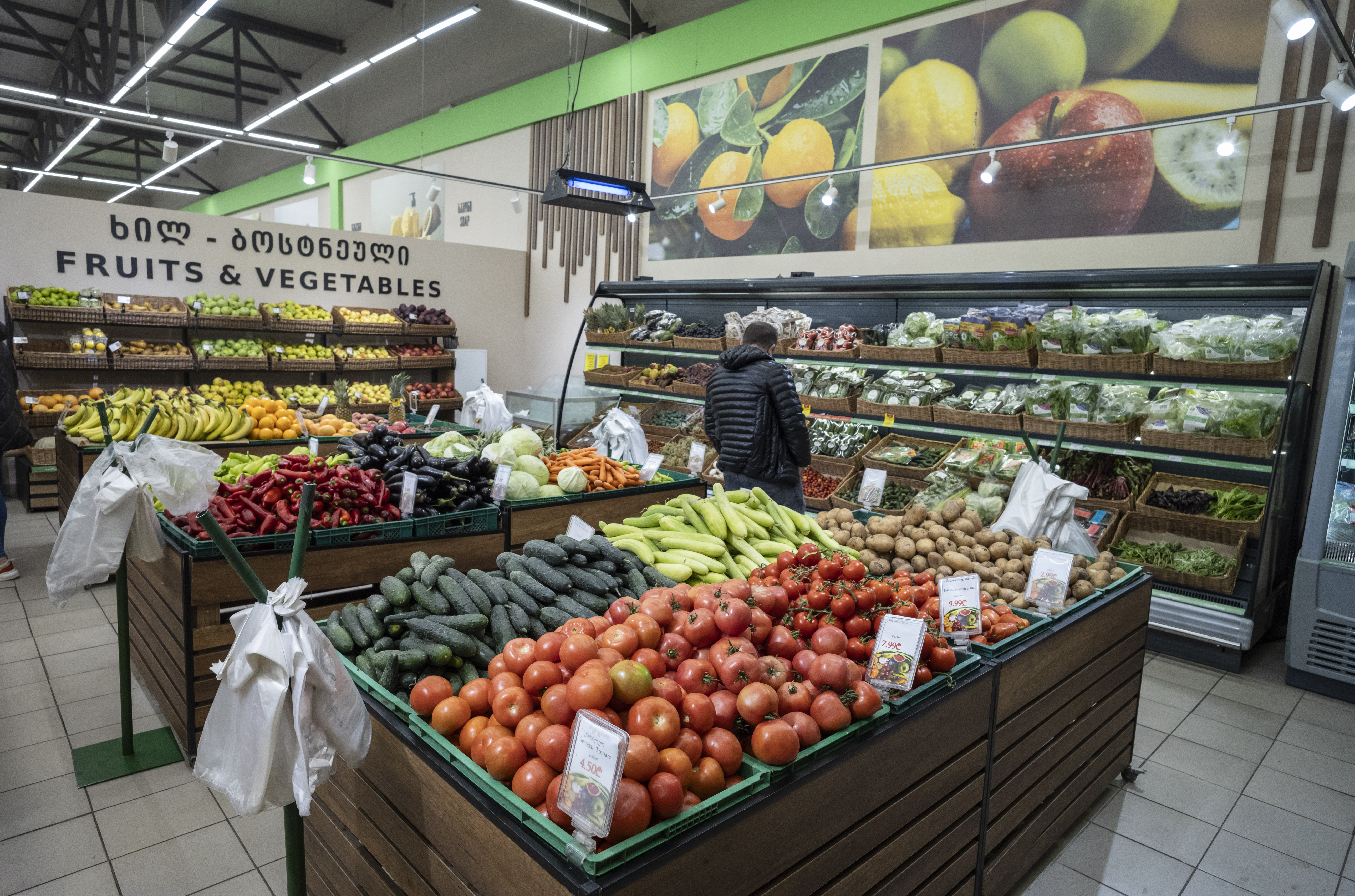 Wie hierzulande bekommt der Kunde unverpacktes Obst und Gemüse am Eingang präsentiert. 