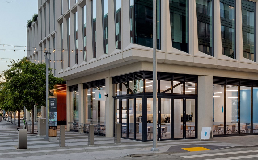 Blue Bottle Café an einer Straßenecke in einem modernen Gebäude.