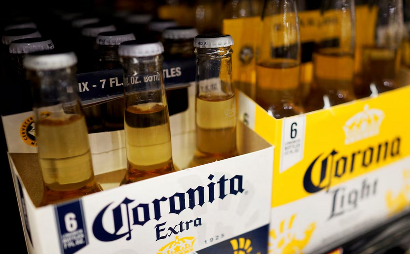 Sechserpackungen von Corona-Bier stehen in einem Supermarktregal.