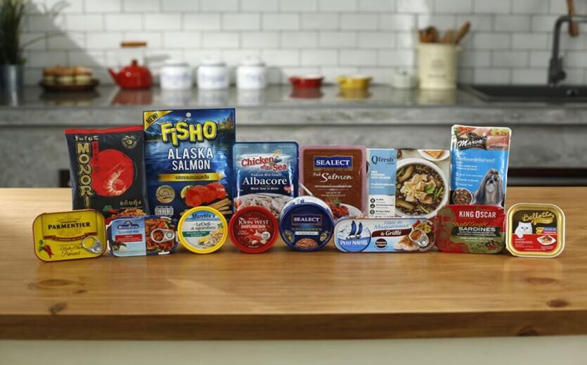 Produkte von Thai Union auf einem Holztisch.