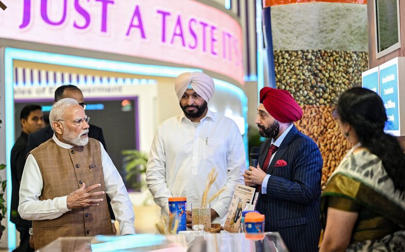 Gruppenaufnahme auf der World Food India 2025 mit Premierminister Narendra Modi (Foto, l.) und weiteren Teilnehmern an einem Messestand.