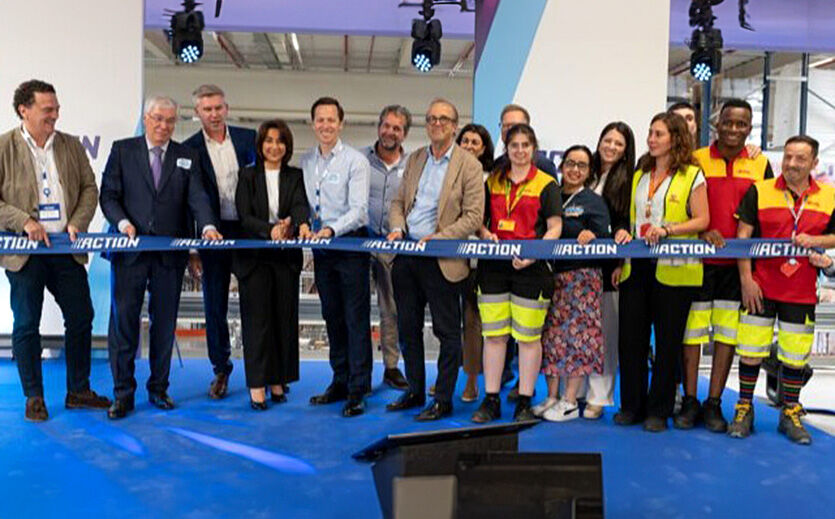 Action eröffnet Logistikzentrum in Spanien: Gruppenfoto zur Eröffnung des neuen Logistikzentrums.