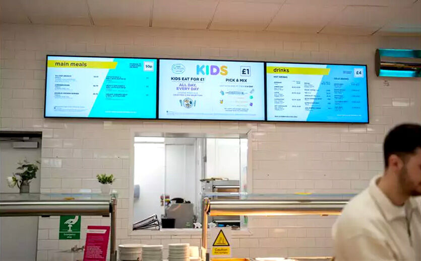 Asda investiert Millionen in Café-Modernisierung: Eine Anzeigentafel in einem Asda Café.