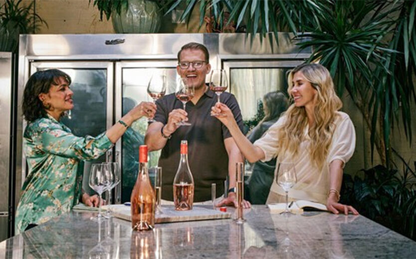 Norah Jones (links), Robert Wessman (Mitte) und Ksenia Wessman (rechts) bei einer Verkostung ihrer neuen Weinlinie This Life. 