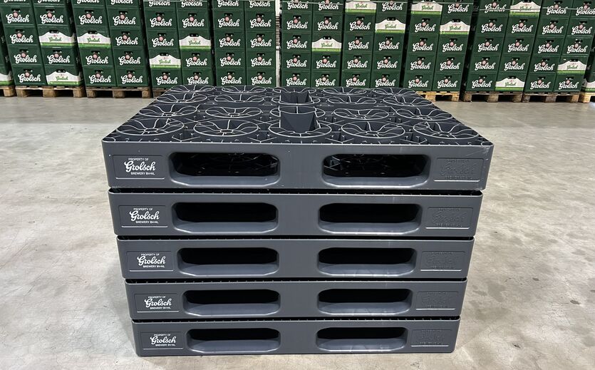 Schoeller Allibert liefert leichtere Recycling-Paletten an Grolsch: Gestapelte Paletten von Schoeller Allibert.