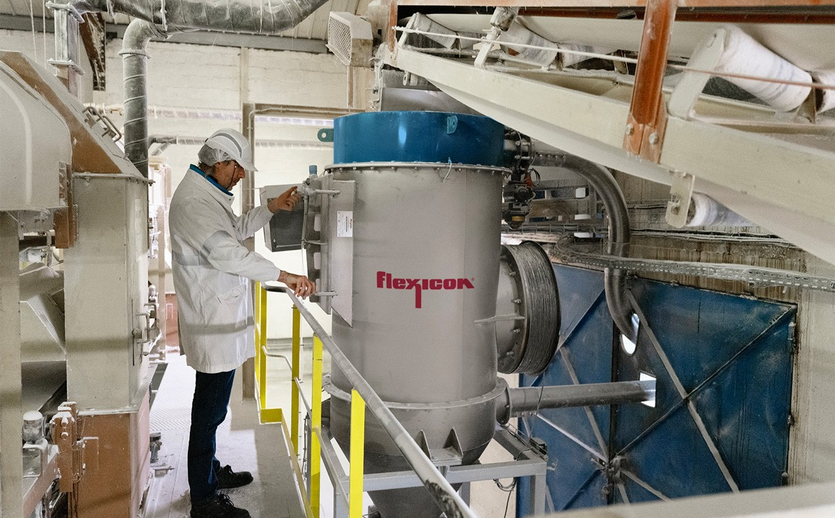 Ein Mitarbeiter in weißer Arbeitskleidung bedient eine Flexicon-Anlage im Tereos-Werk Artenay
