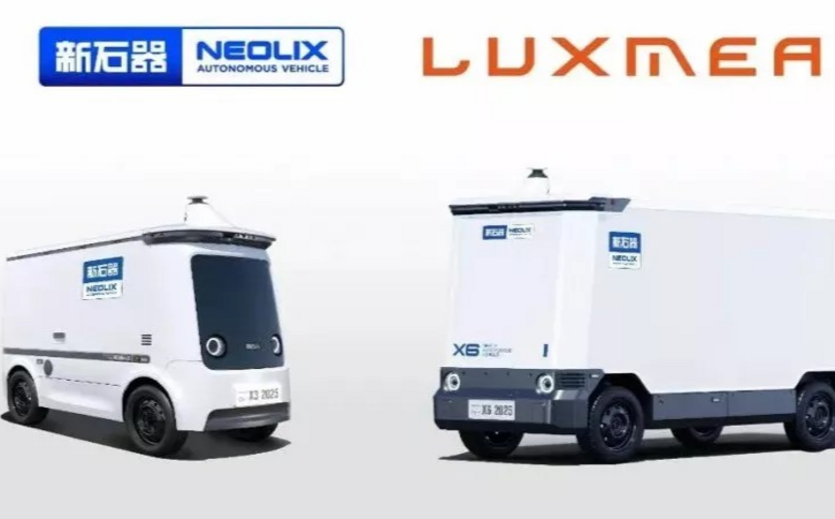 Autonome Lieferfahrzeuge von Neolix mit Logos von Neolix und Luxmea.