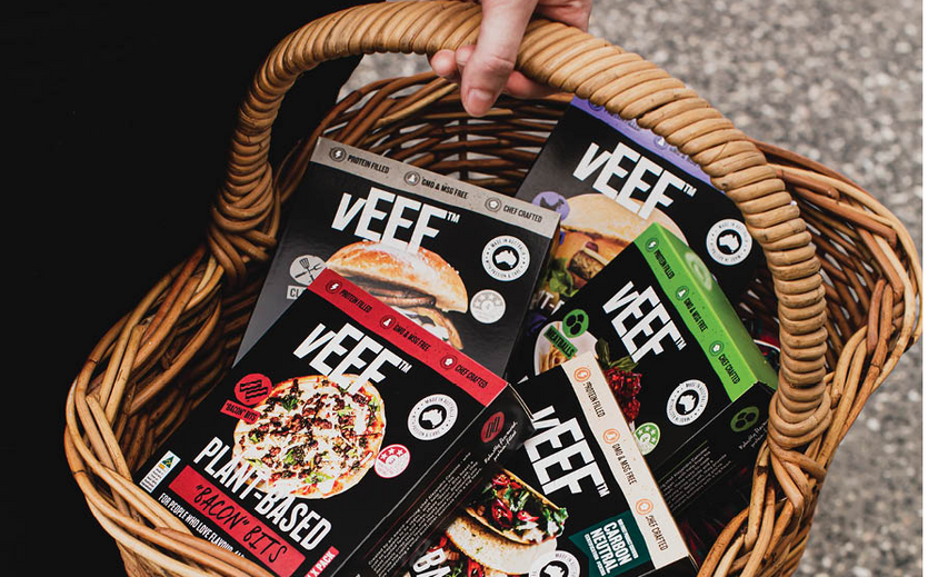 Handkorb mit verschiedenen pflanzlichen vEEF-Produkten von Aussie Plant Based Co.