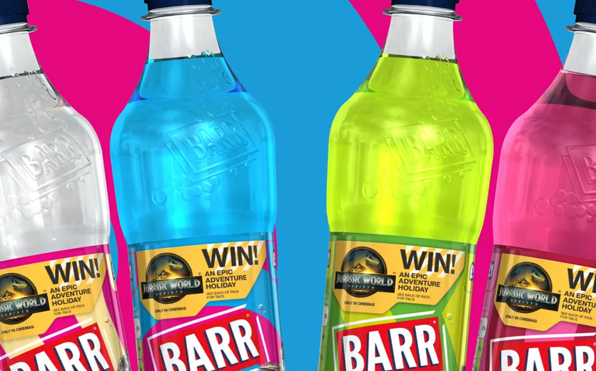 Mehrere farbige Limonadenflaschen der Marke Barr.