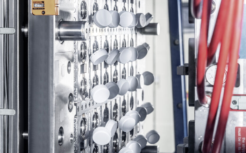 Kunststoffverschlüsse in einer Spritzgussform während der Produktion.