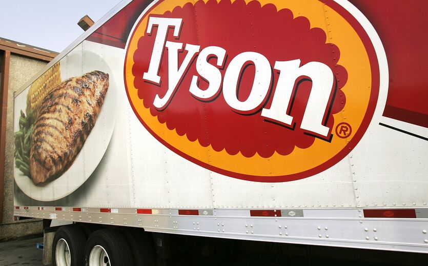 Tyson Foods-LKW mit großem Firmenlogo und Abbildung eines Grillhähnchens auf der Seitenwand.