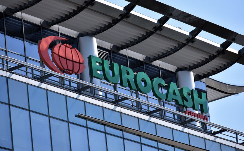 Firmenlogo der Grupa Eurocash an der Glasfassade eines modernen Bürogebäudes.