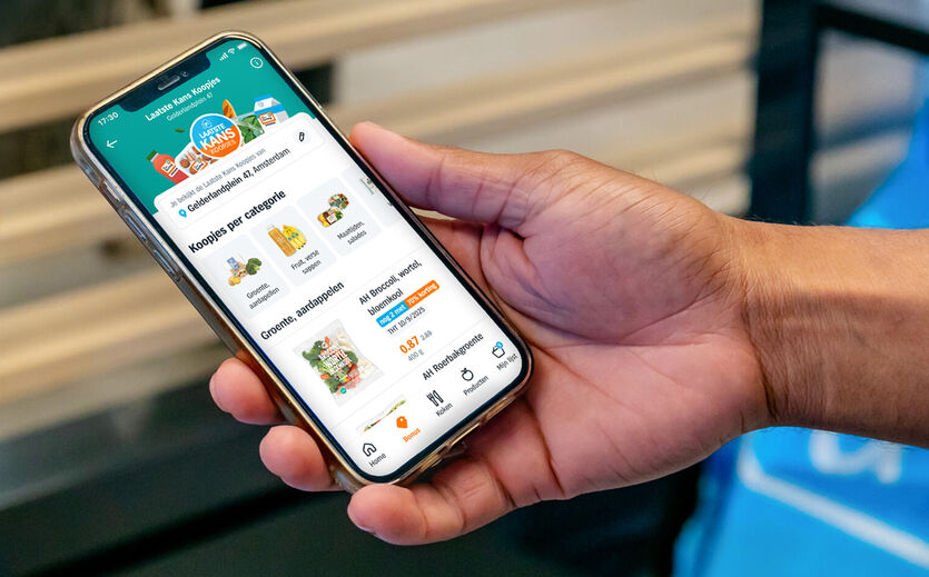 Albert Heijn verkauft ablaufende Ware per App günstiger: Ein Handy mit der App.